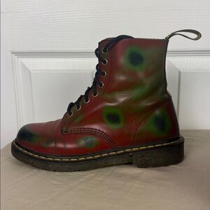 Dr Martens Pascal 8 eye boot red green rub off style. Men’s size 8. Unisex